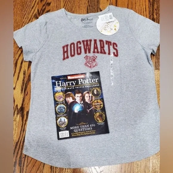NWT Hogwarts T-shirt Sz L Newsweek Harry Potter Magazine Trivia Challenge - Picture 1 of 4